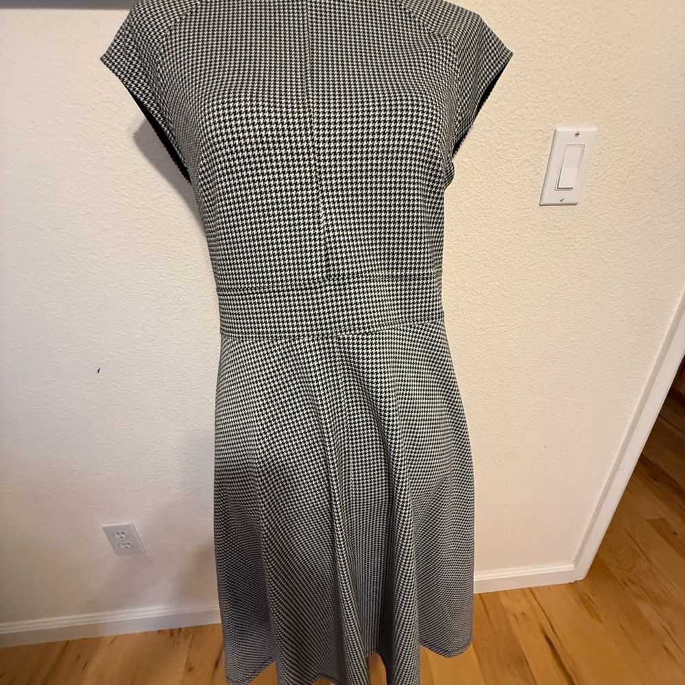 Elegant H&M Checkered Dress - Picture 5 of 6